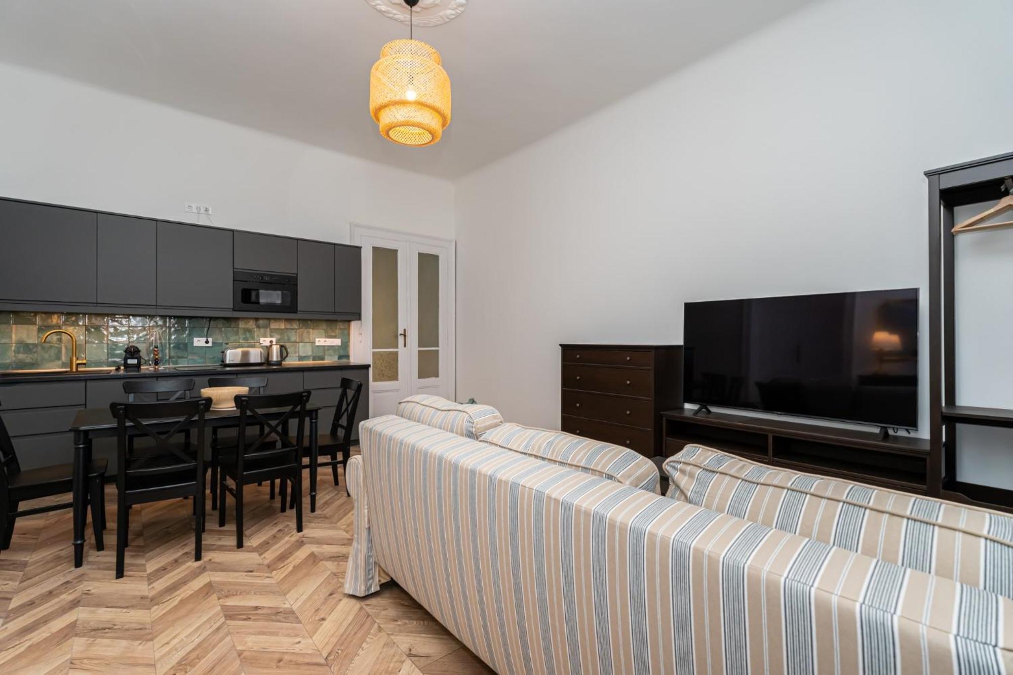 Gozsdu Court Pollack Apartmán *