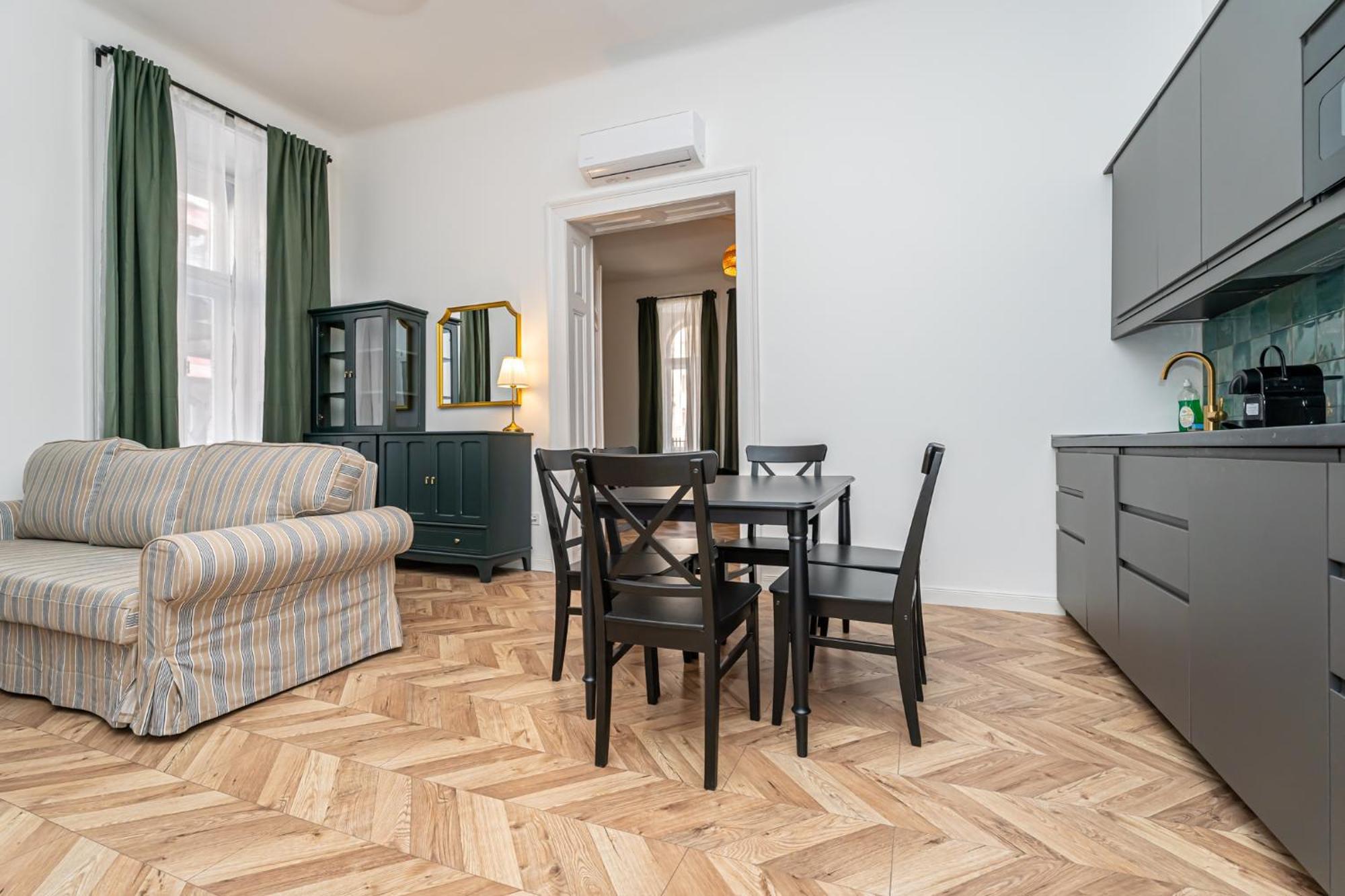 Gozsdu Court Pollack